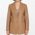 Blazer Vinipiel Para Mujer Mod. T23200 Marca Bobois® Camello G Lisa