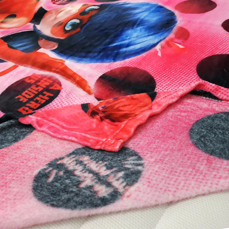 Cobertor Ligero Super Suave Matrimonial Diseños Providencia® Lady Bug-girl Power 850 G Multicolor