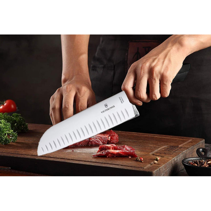 Cuchillo M.santoku Knife 17cm Troquelado Marca Victorinox® Negro