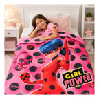Cobertor Ligero Super Suave Matrimonial Diseños Providencia® Lady Bug-girl Power 850 G Multicolor