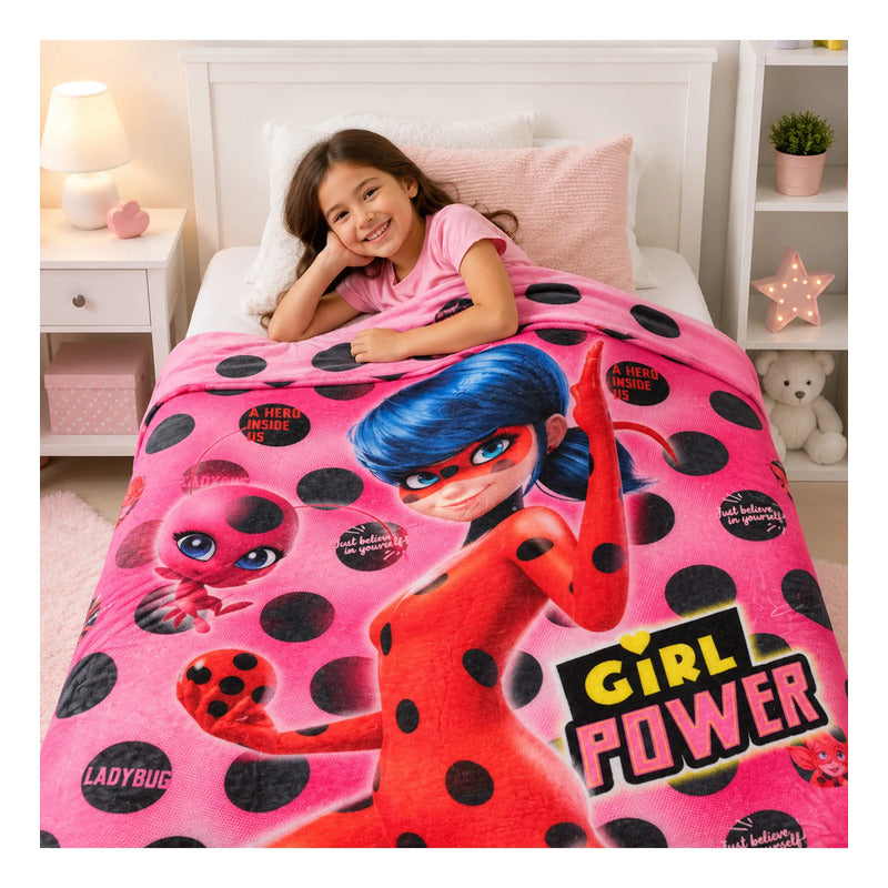 Cobertor Ligero Super Suave Matrimonial Diseños Providencia® Lady Bug-girl Power 850 G Multicolor