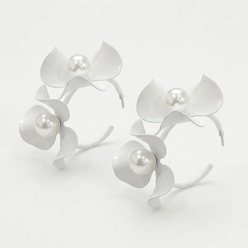 Aretes Tipo Arracada De Flores Con Perlas Marca Lob® Blanco