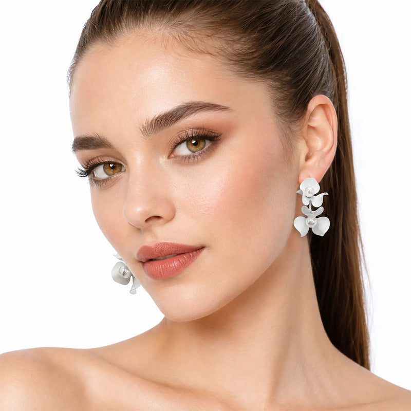 Aretes Tipo Arracada De Flores Con Perlas Marca Lob® Blanco