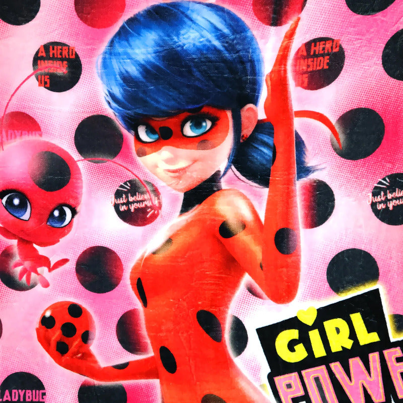 Cobertor Ligero Super Suave Matrimonial Diseños Providencia® Lady Bug-girl Power 850 G Multicolor