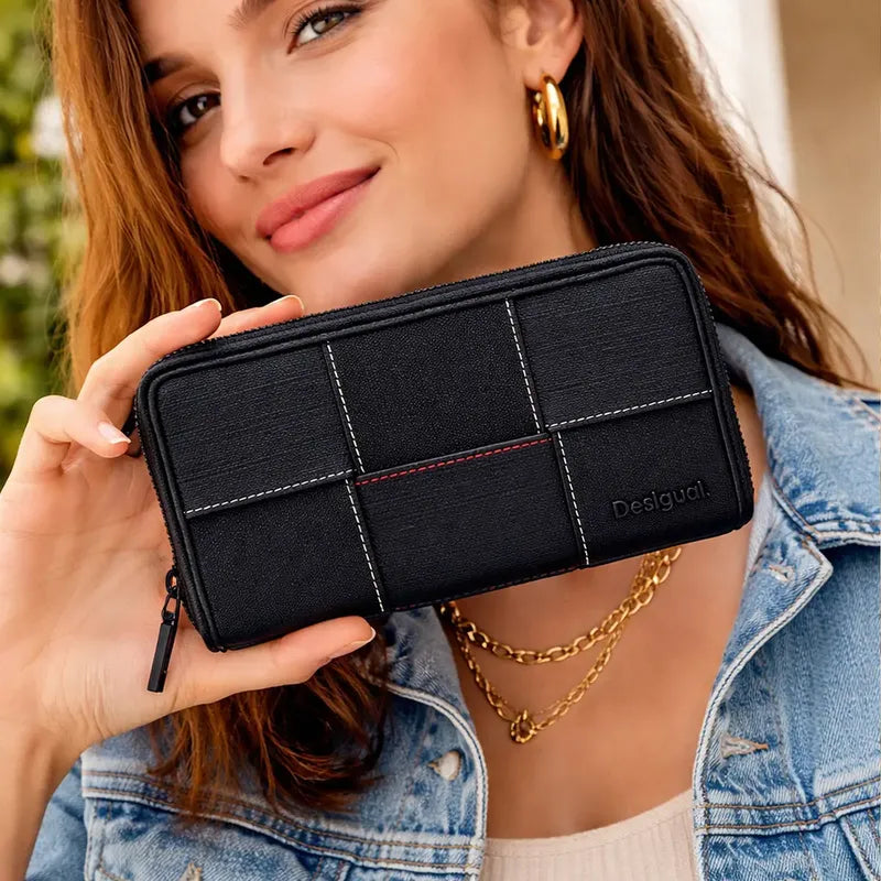 Cartera Para Dama Bordada Mod. 25sapy Marca Desigual® Color Negro Diseño De La Tela Entrelazado